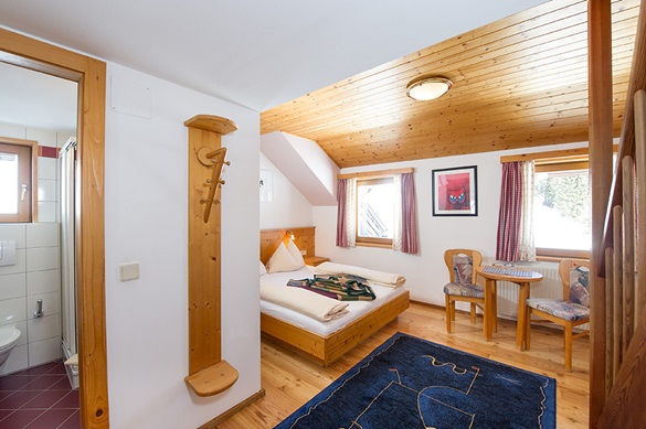 Zimmer im Alpenhof auf der Emberger Alm