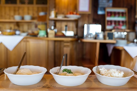 Frühstück im Alpenhof auf der Emberger Alm